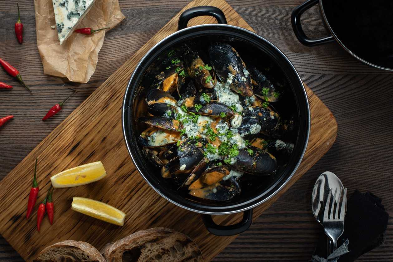 Midijos su pelėsinio sūrio padažu