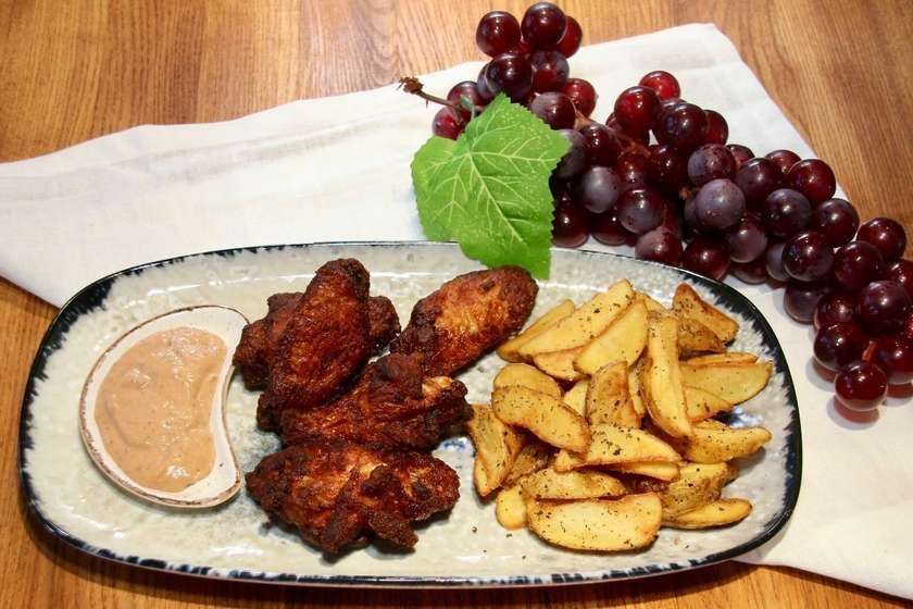 Aripioare pane cu cartofi prajiti si sos