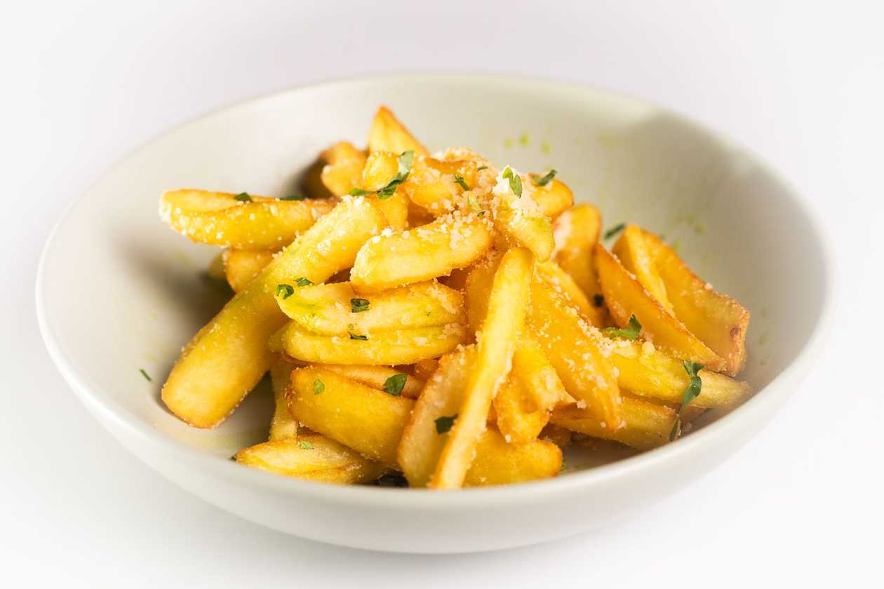 Cartofi prăjiți cu pătrunjel, parmesan și usturoi