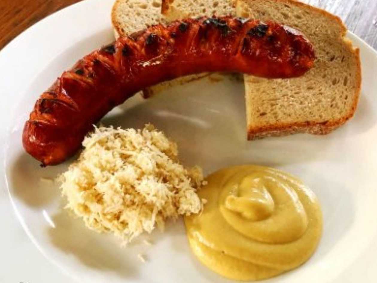 Grilovaná klobása, čerstvý chléb(hořčice, křen)