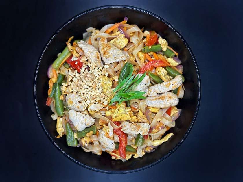 Рисова локшина пад тай з куркою