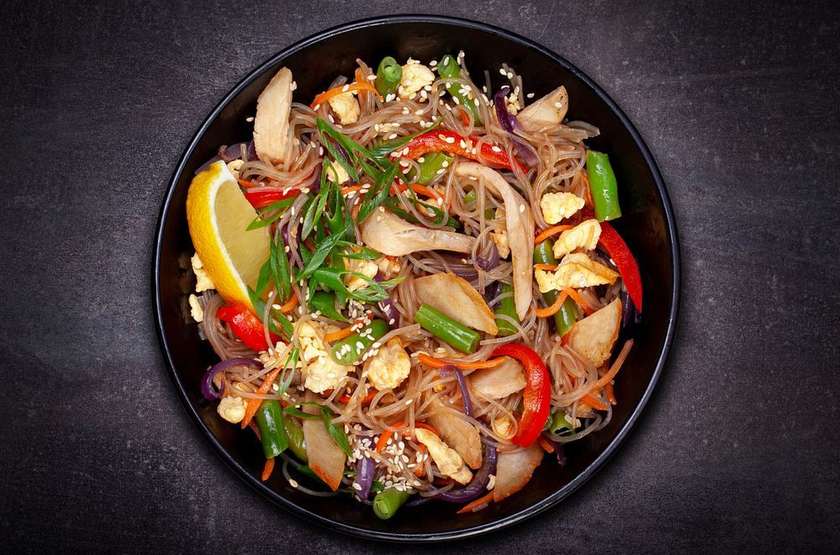 Скляна локшина з куркою