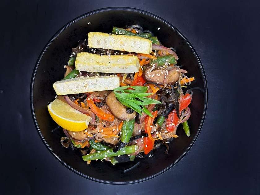 Скляна локшина з овочами та тофу