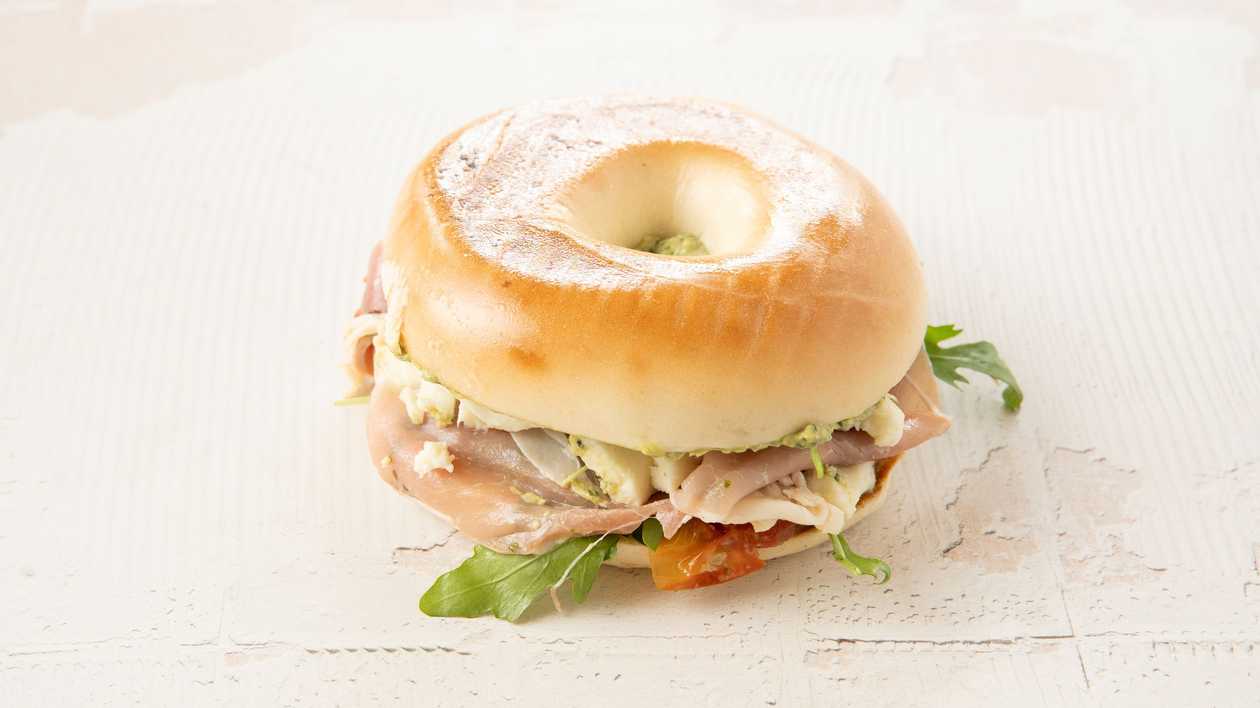 Mozzarella Pesto Bagel