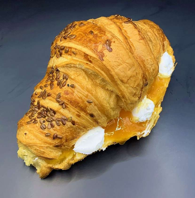 Круасан з абрикосовим джемом та крем-сиром