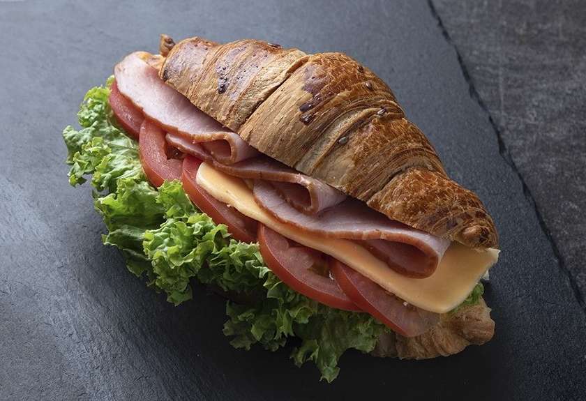 Круасан з шинкою та сиром