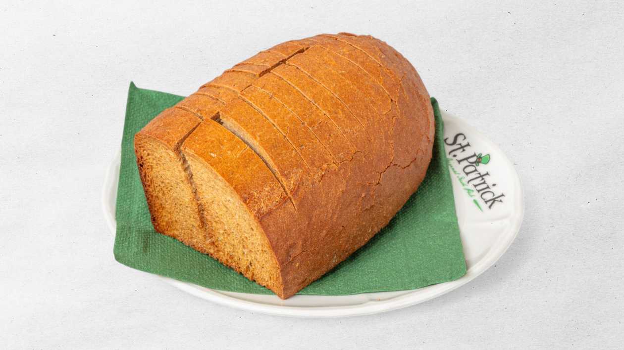 Čtvrtka bochníku rozpečeného teplého chleba