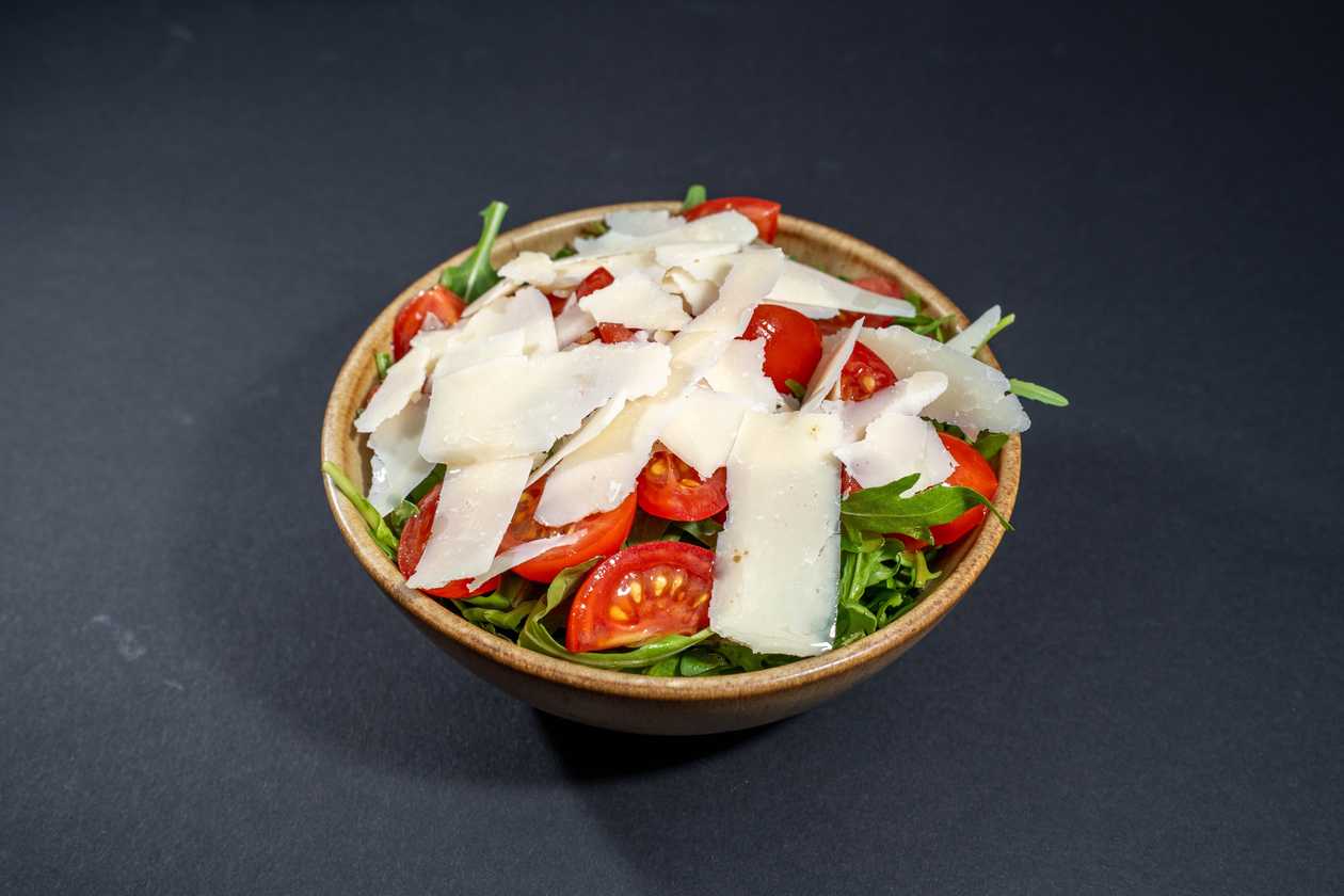 Salata de rucola cu rosii si parmezan