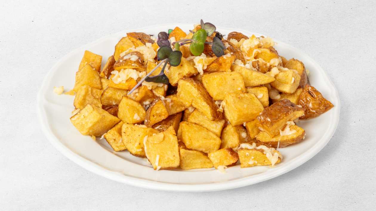 Pivní bramborové kostičky se sýrem a česnekem