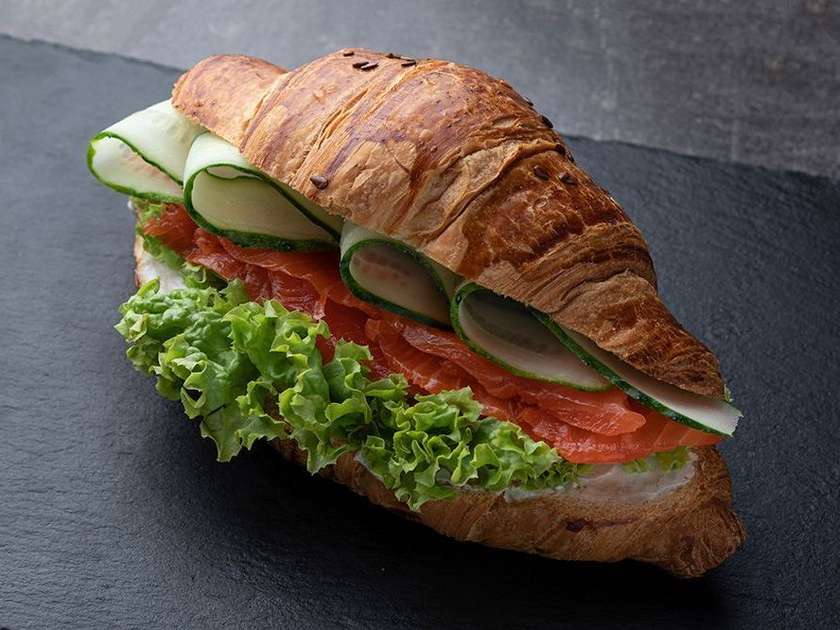 Круасан з лососем