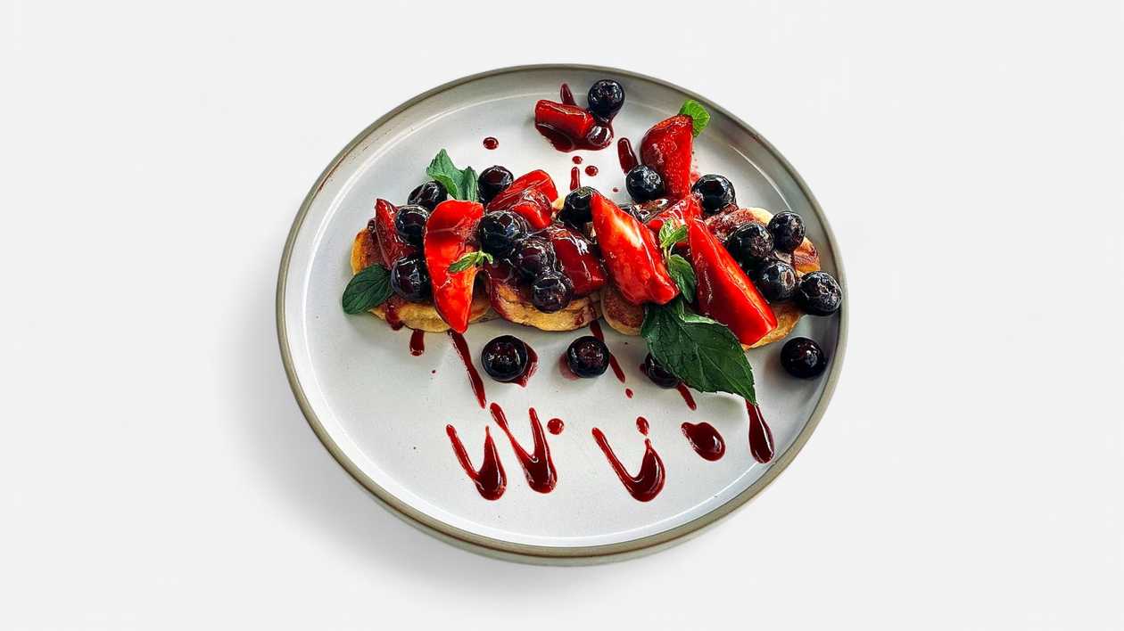 Oladushki με φρέσκα μούρα, confit και ξινή κρέμα