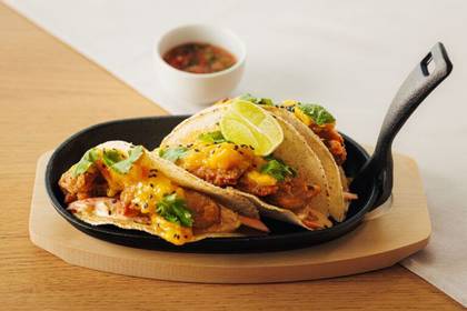 Tacos s chrum. hlivou, šalátom s kimchi dressingom, mangovou salsou, koriandrom a paradajková salsa