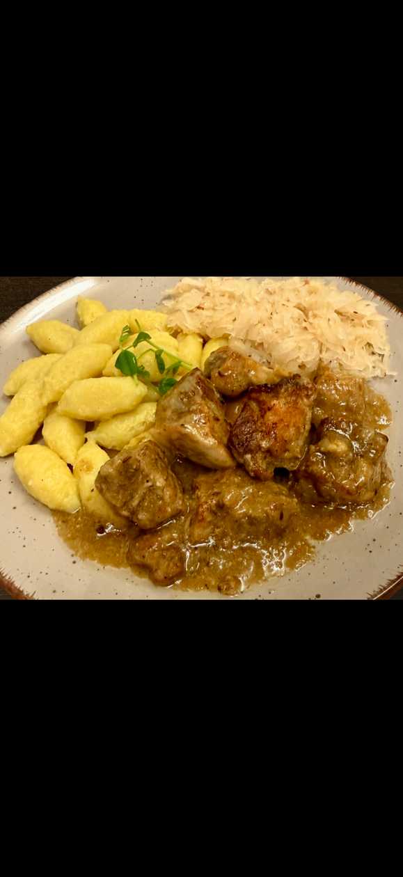 Vepřové výpečky, bramborový knedlík, bílé zelí