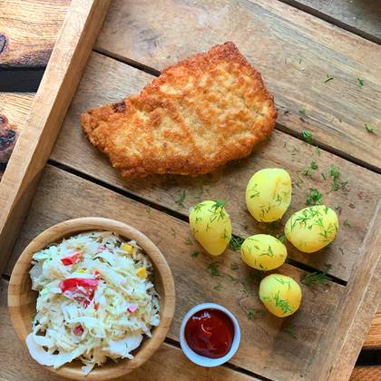 Pierś Panierowana z Frytkami Steakhouse, Surówką i Ketchupem