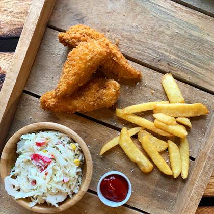 Chicken Strips z Frytkami Steakhouse, Surówką i Ketchupem
