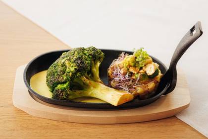 Brokolicová kotleta s rest. zemiakmi na masle Ghee, ružičkový kel s tofu slaninkou, holandská omáčka
