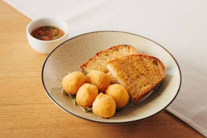 Krokety z kozieho syra, paradajková salsa, kváskový chlieb s pečeným cesnakom (A: 1, 7)