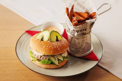 Detský burger s batatovými hranolkami , dip zo sušených paradajok
