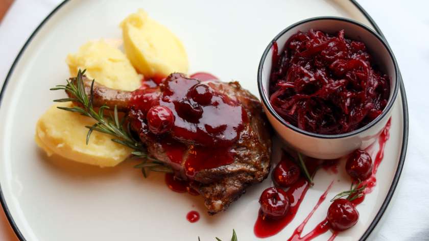 Noga z kaczki z sosem wiśniowym