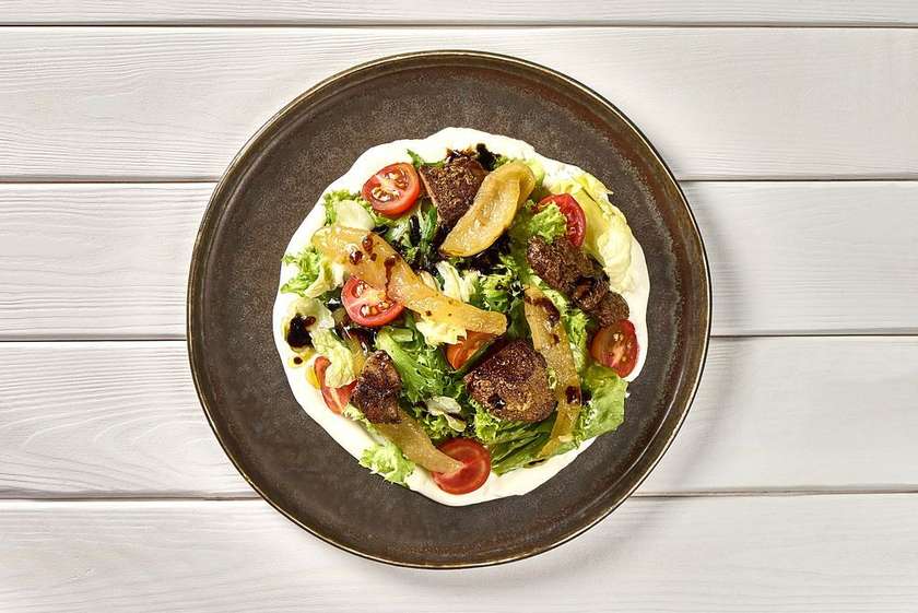 Салат з курячою печінкою та грушею