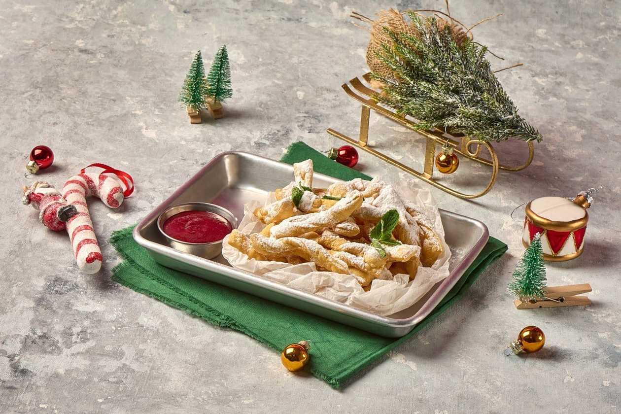 Сніжні хрустики з ягідним соусом