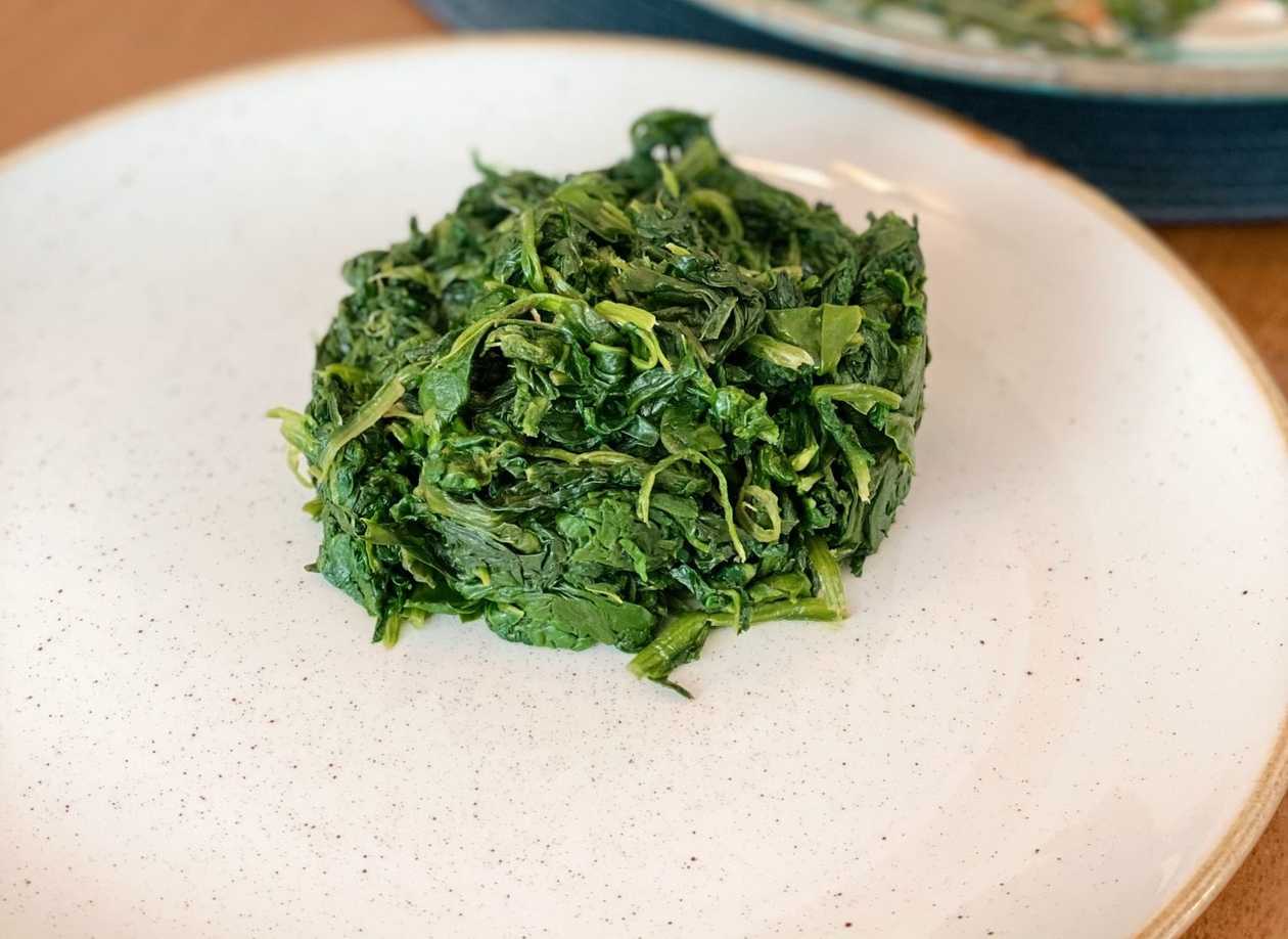 Шпинат в вершковому маслі