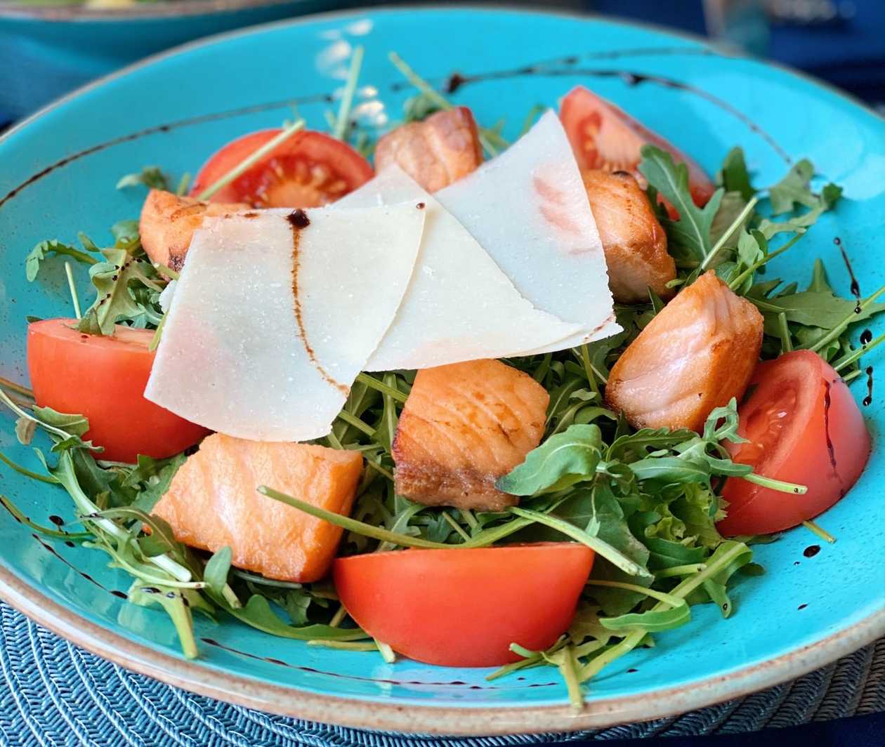 Салат з лососем