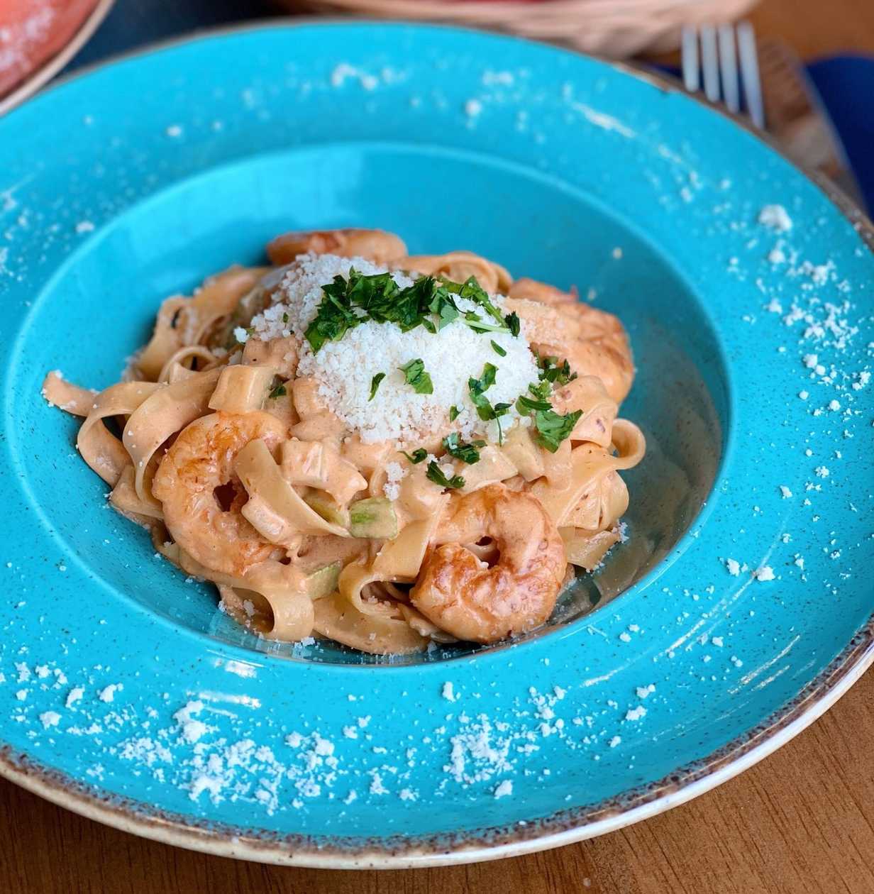 Феттуччині з тигровою креветкою та цуккiнi