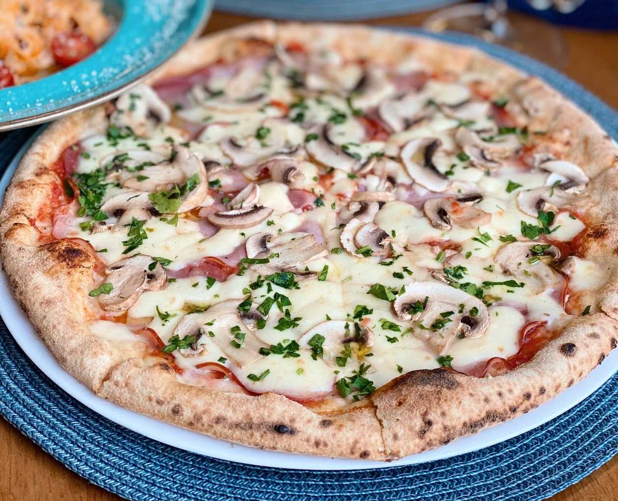 Піца з шинкою та грибами