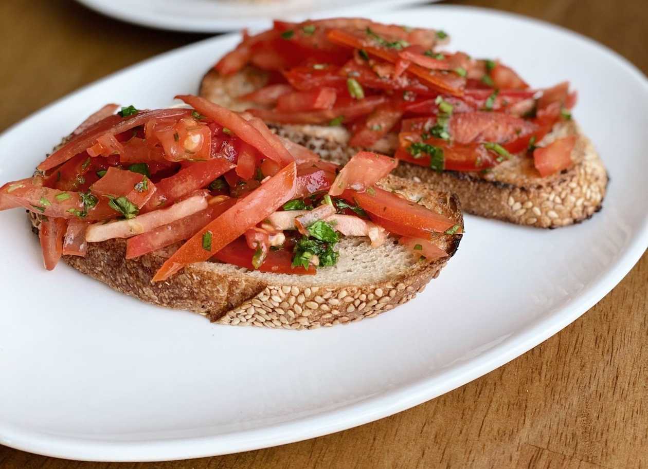 Брускета з помiдором