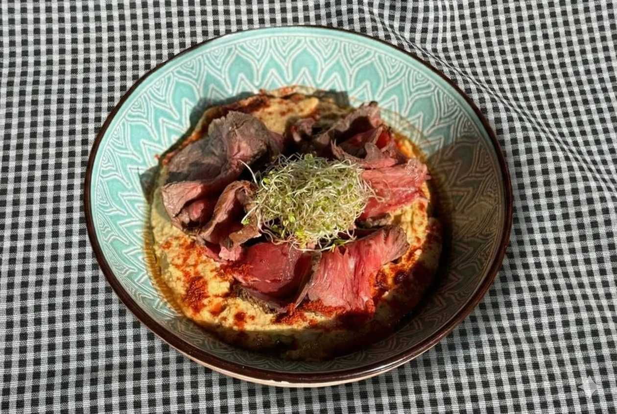 Hummus with roast beef
