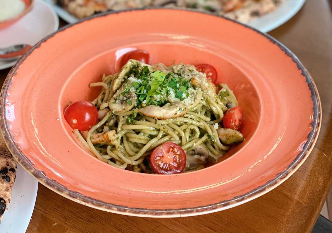 Спагетi з куркою, грибами та помiдорами Чері