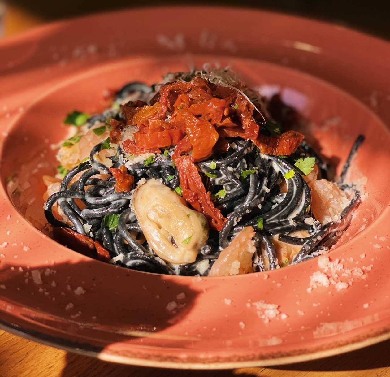 Спагетi Нері з морепродуктами у вершковому соусi