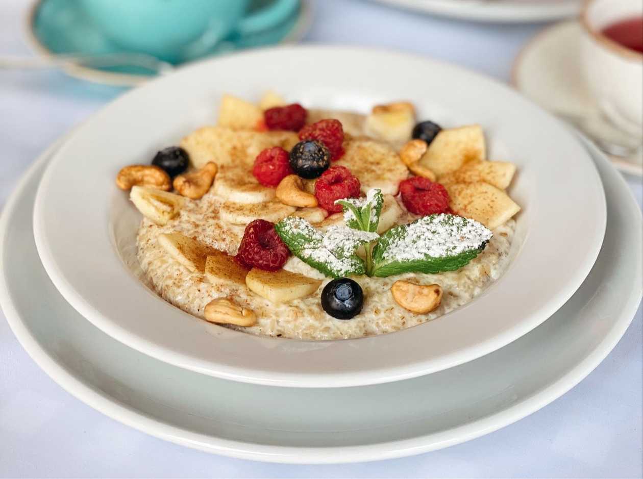 Каша вiвсяна з фруктами, горiхом та корицею