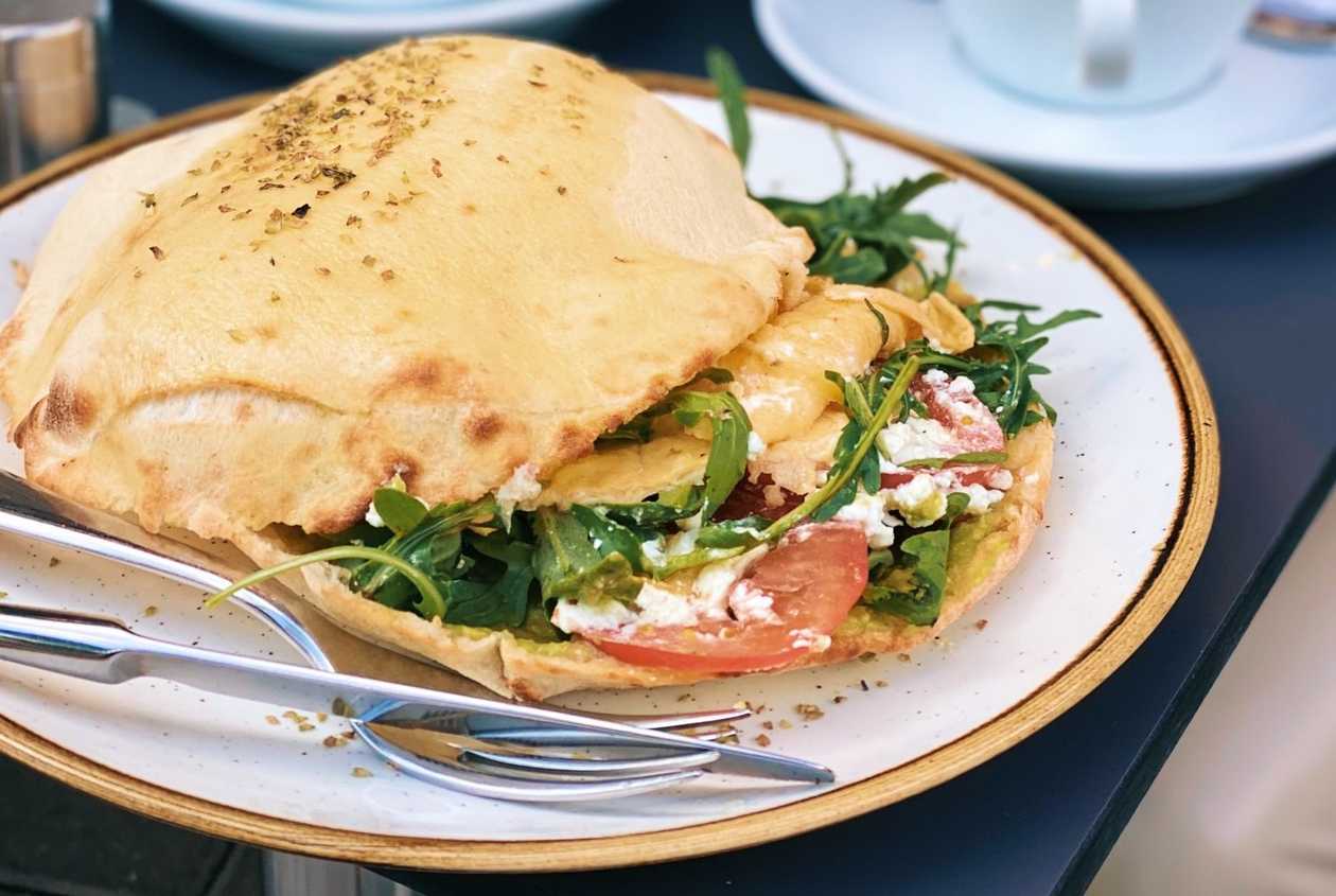 П'ядiна з омлетом, авокадо та сиром моцарелла