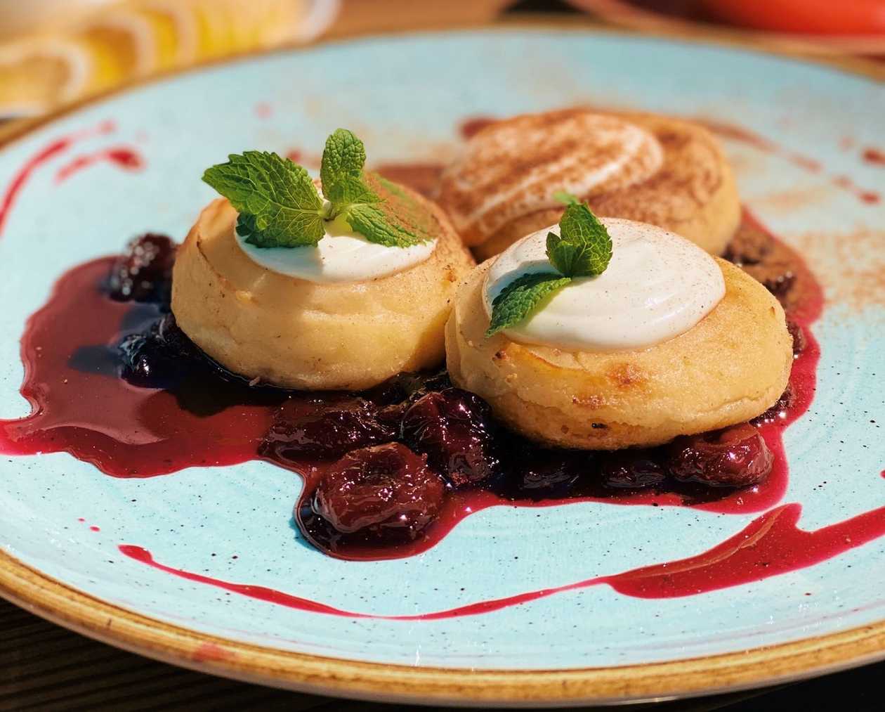 Сирники з вишневим соусом