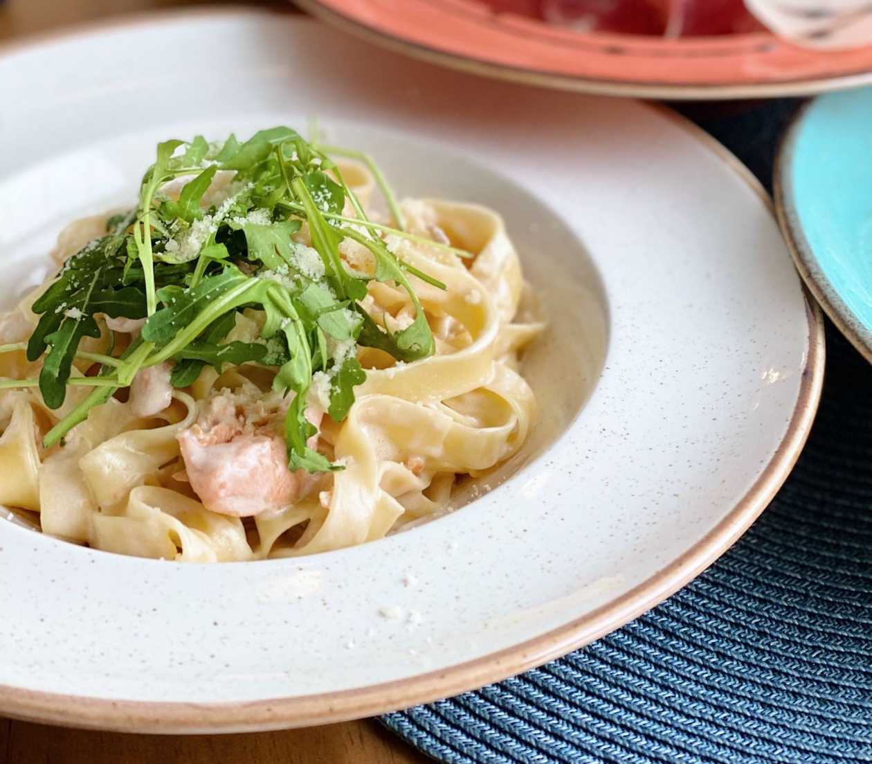 Феттуччині з лососем і руколою