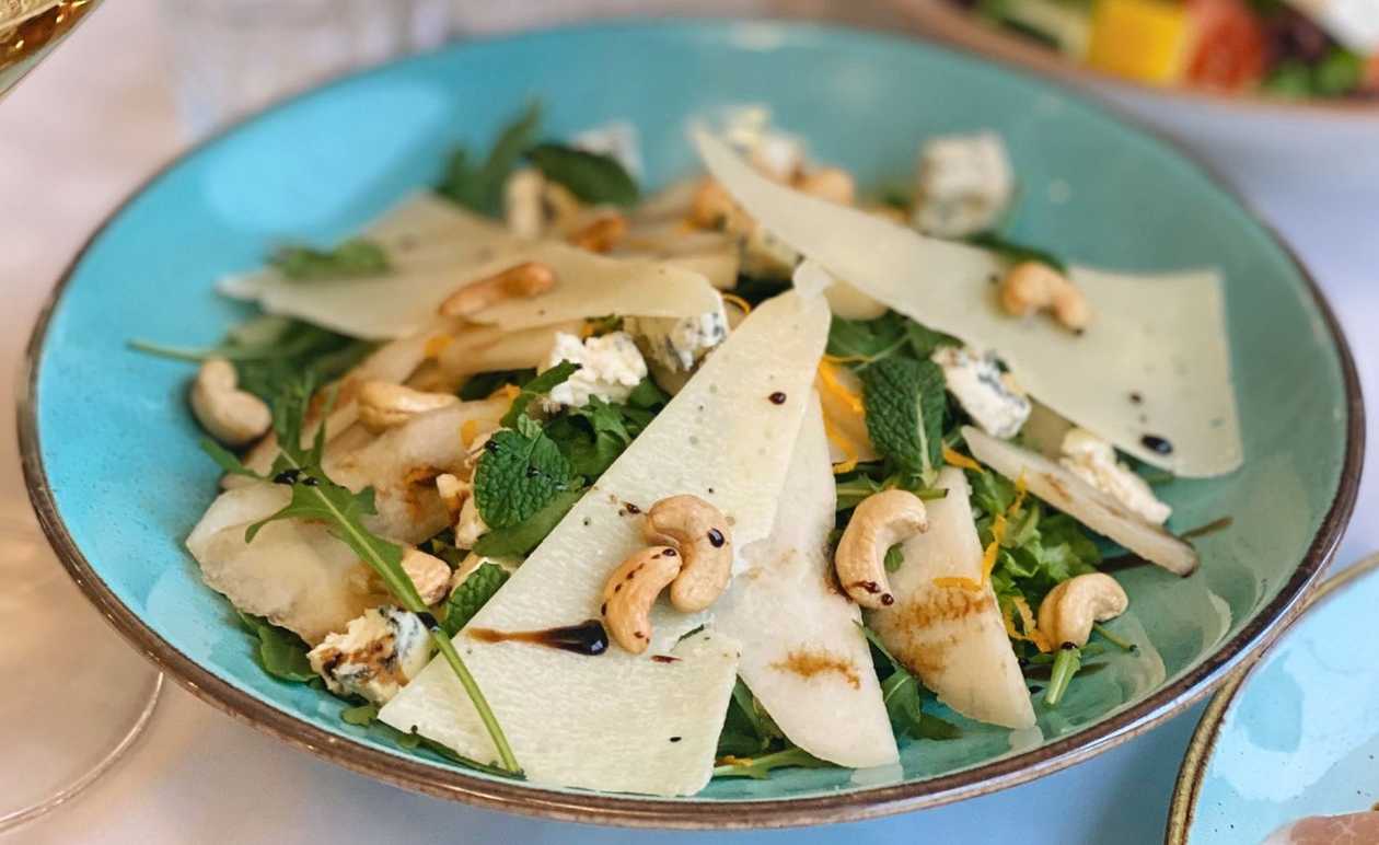 Салат з сиром, грушею та горiхом