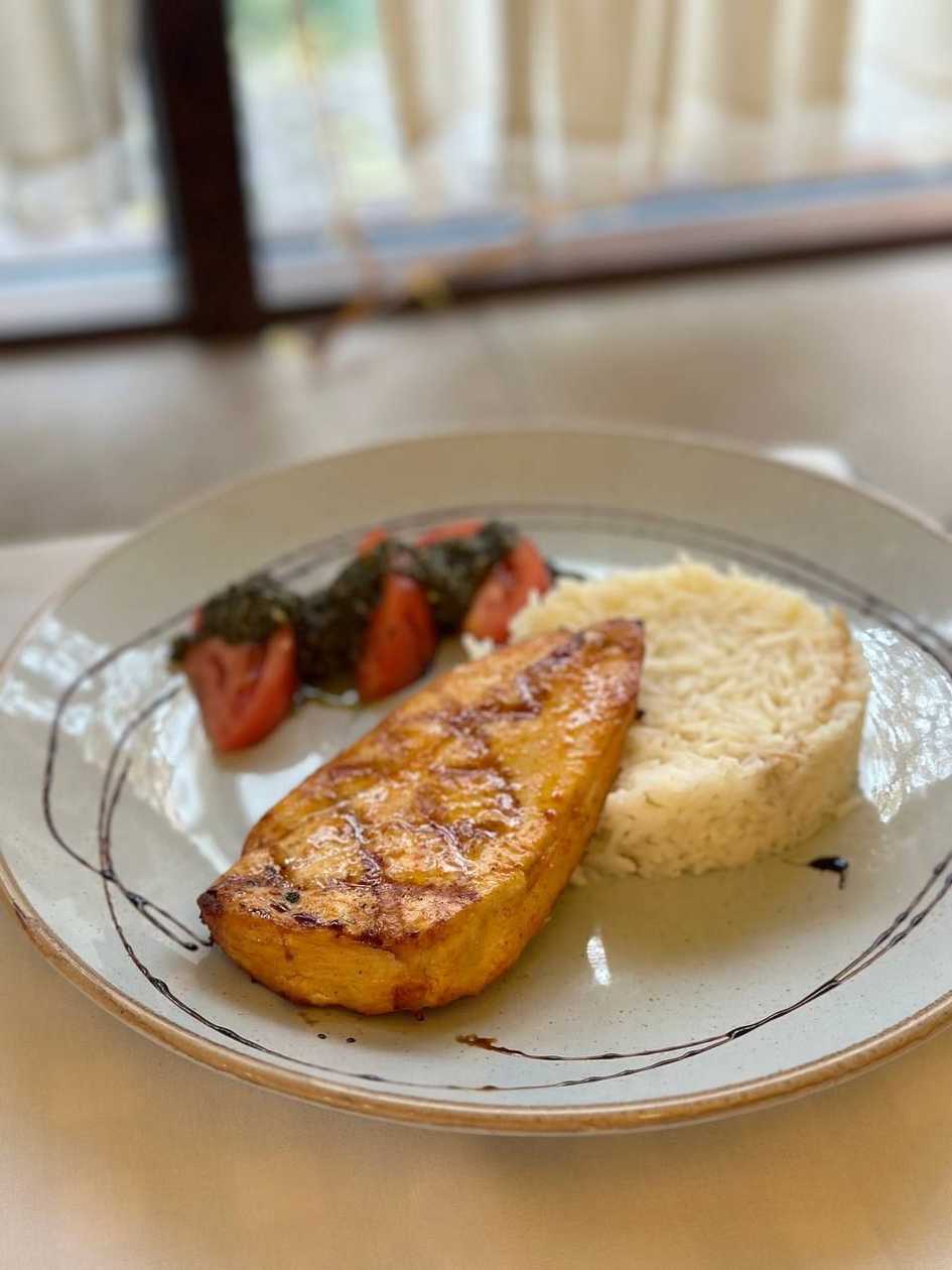 Стейк iз курячого фiле з рисом, томатами та соусо