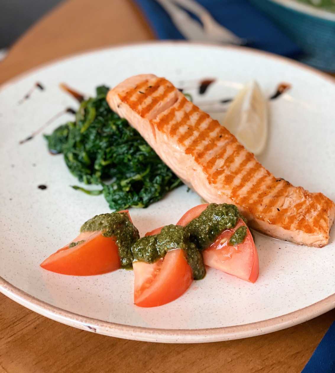 Лосось на грилі зі шпинатом та помідорами