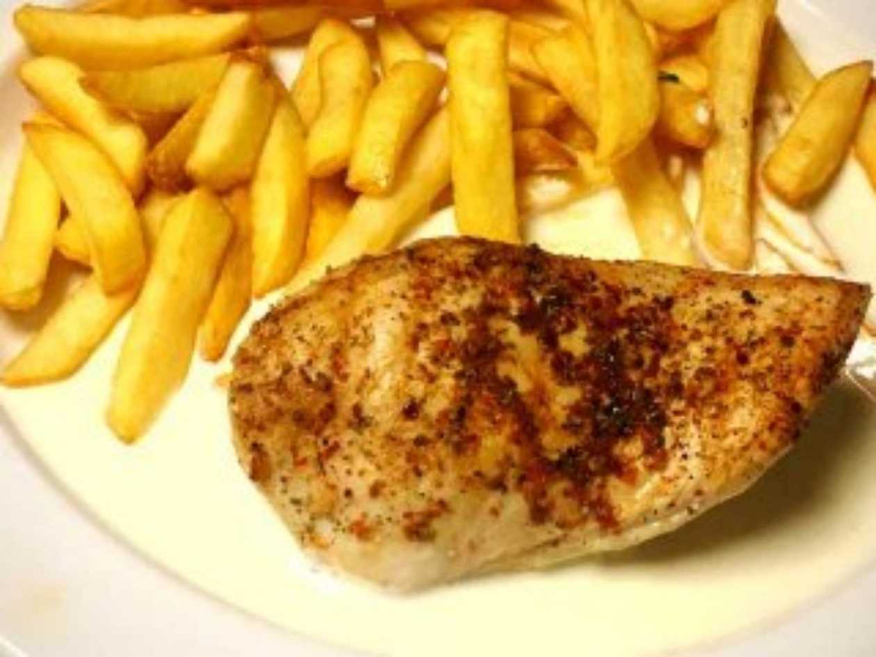 200g Kuřecí steak s pepřovou omáčkou, hranolky