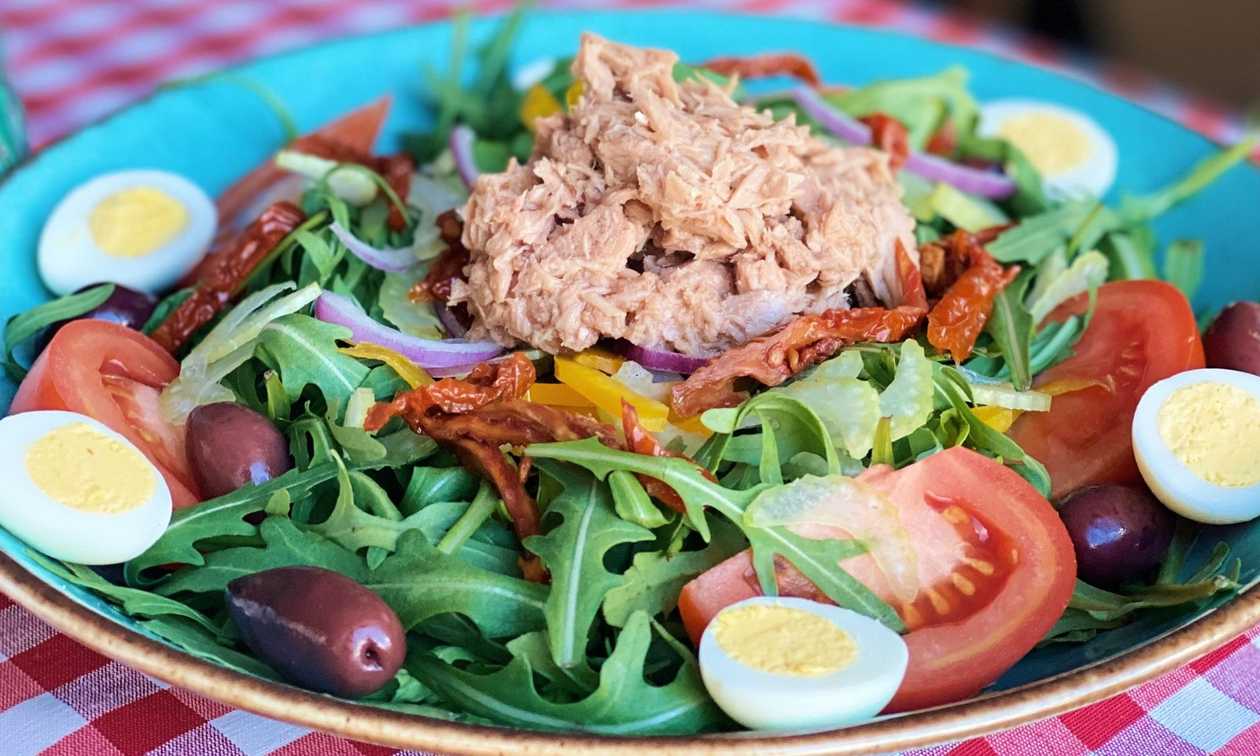 Салат з тунцем