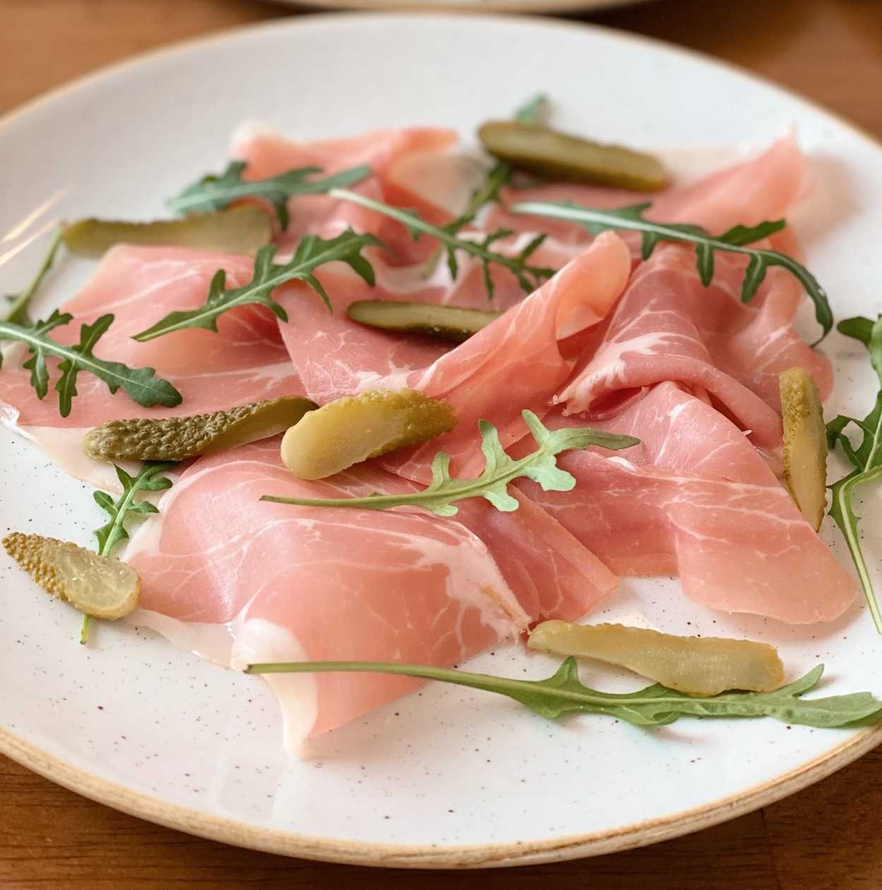 Пармська шинка з корнішонами