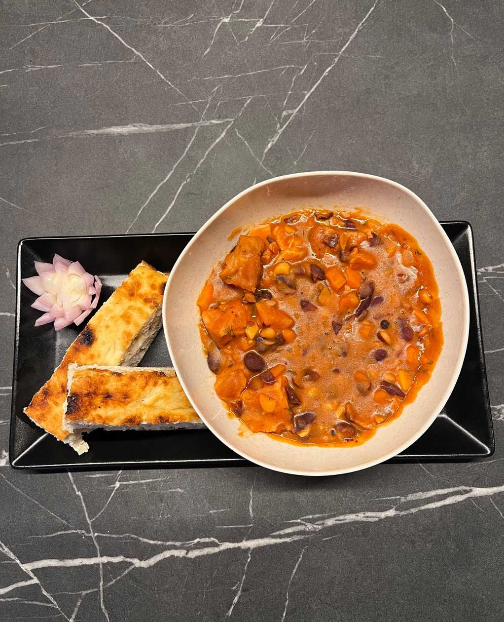 Fasole cu Ciolan afumat, foccacia si ceapa rosie