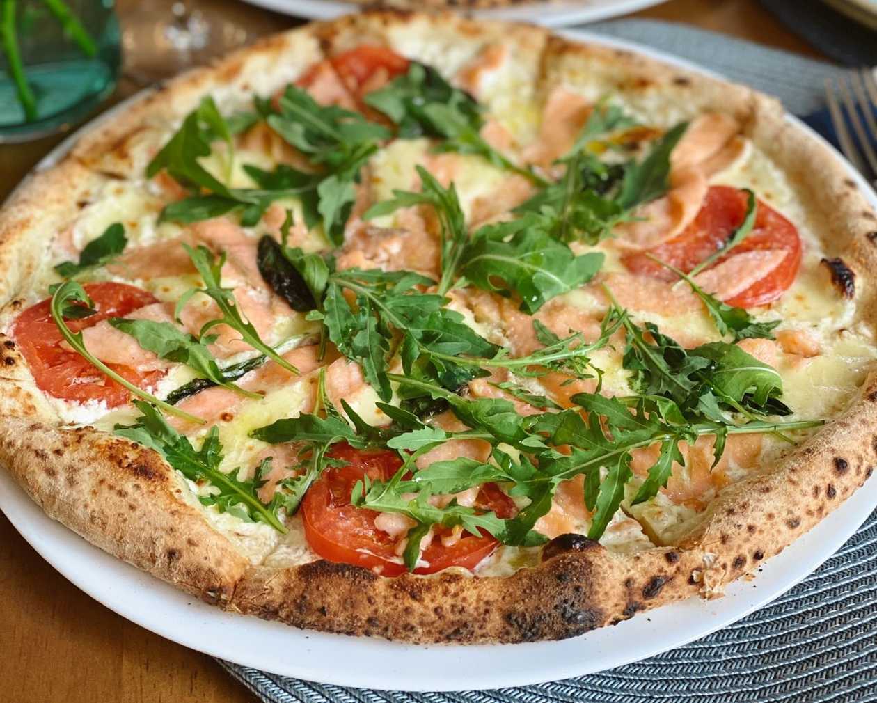 Пiца з лососем та вершковим соусом