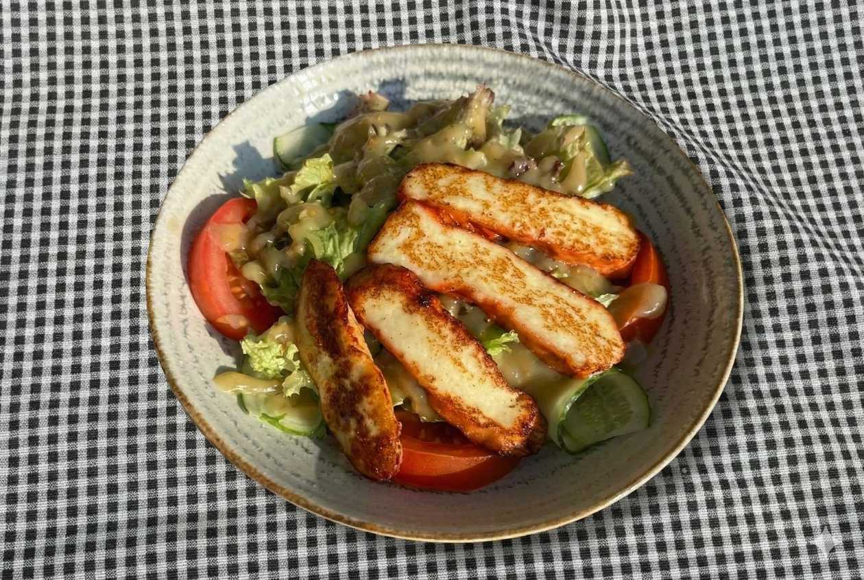 Salad with grilled cheese