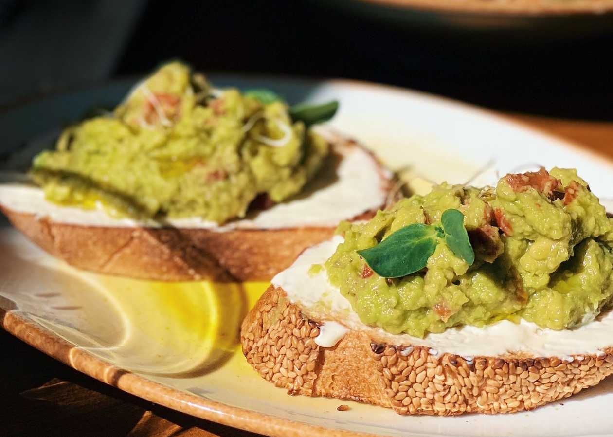 Брускета з авокадо та в'яленими томатами