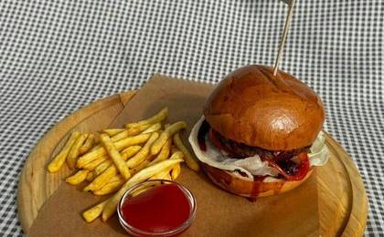 Beef burger with cherry sauce