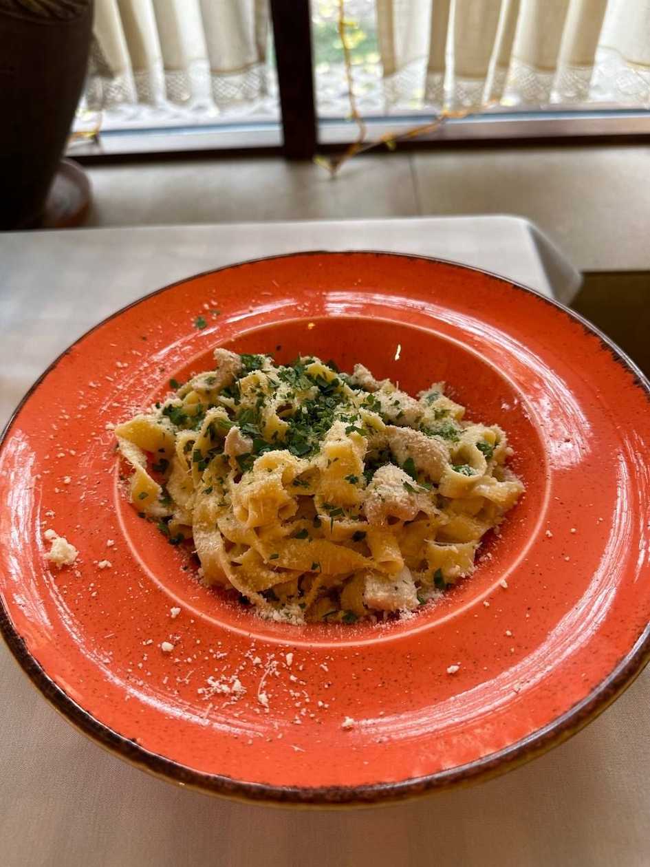 Феттуччiнi з індичкою та зеленим горошком