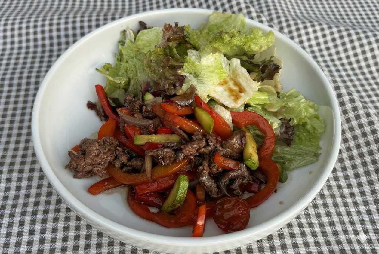 Warm salad with pulled veal